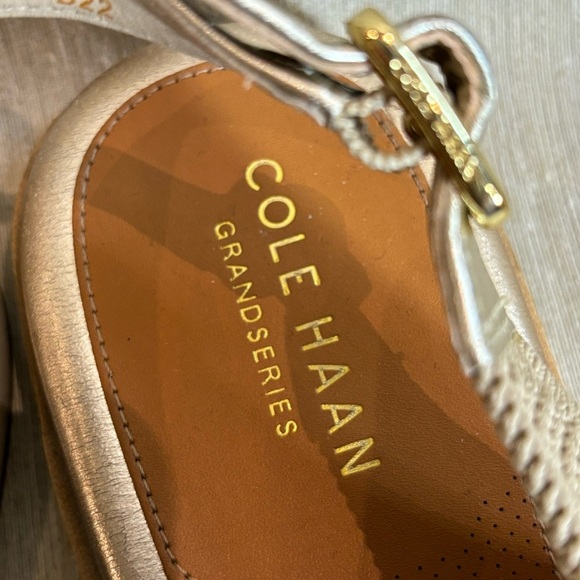 COLE HAAN Sz 8.5B Mikaela  Stitchlite Gold Insole Trim Crisscross Sling Sandals - Picture 4 of 8